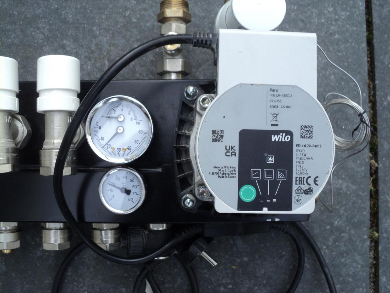 Vrijwel nieuwe 5 groep verdeler vloerverwarming ENERGIE ZUINIG