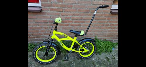 Leuke kinderfiets met 14 inch banden incl duwstang