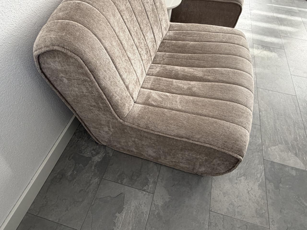 Twee comfortabele bankjes