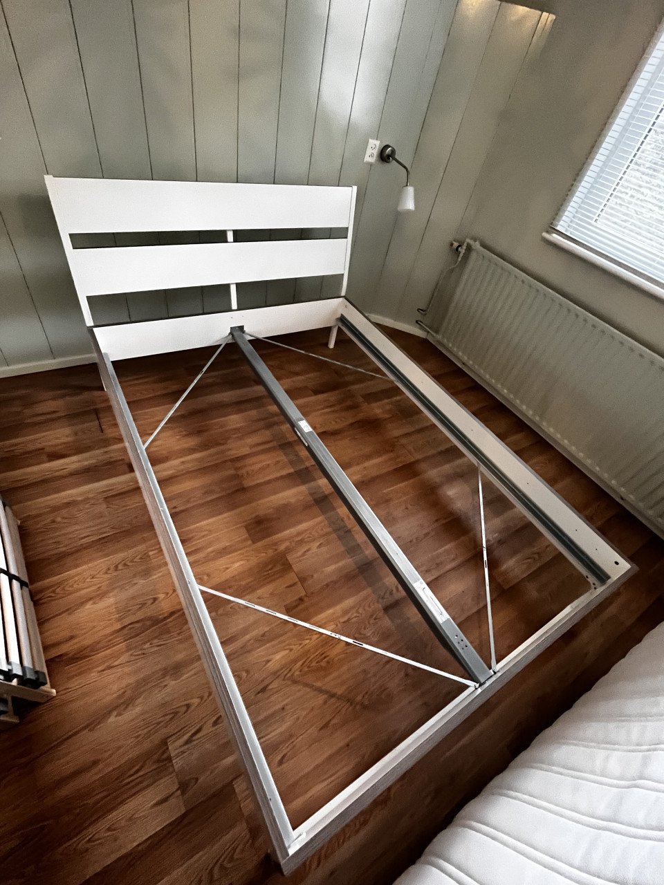 Tweepersoonsbed, compleet met lattenbodems.