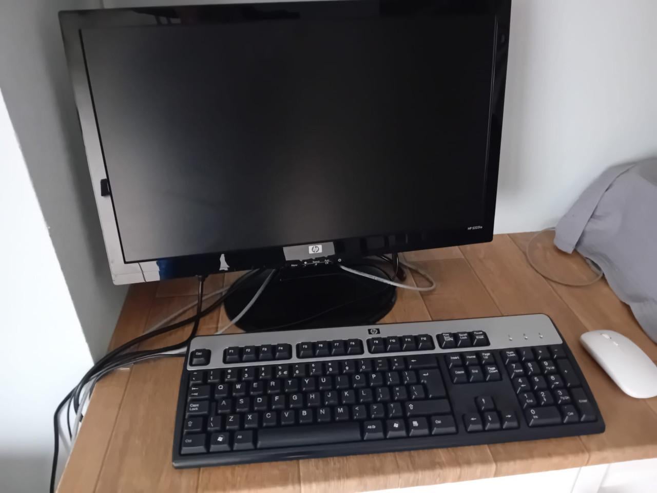 PC- met monitor toetsenbord en muis
