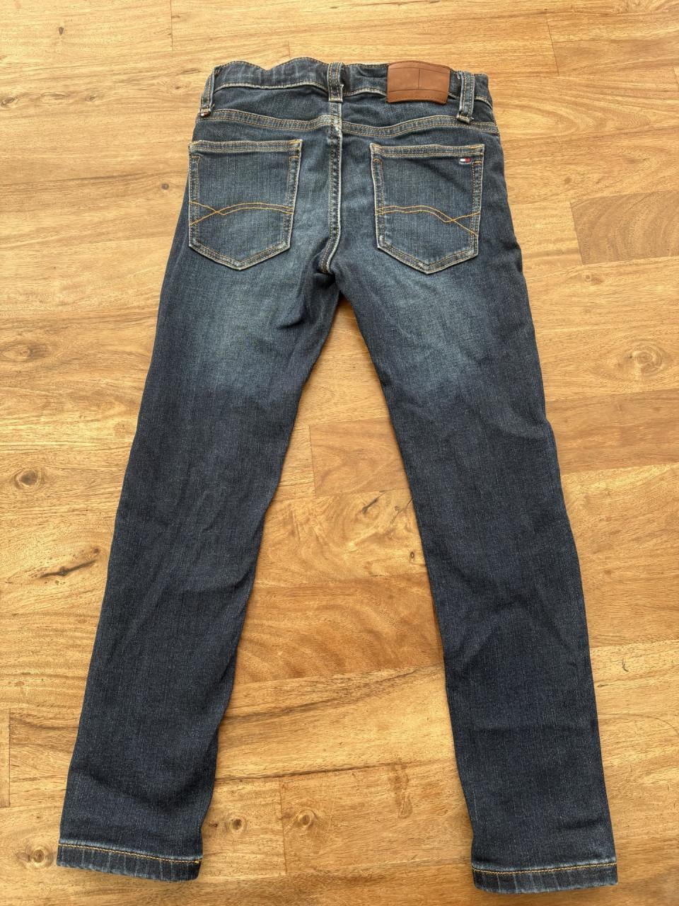 'Broek van Tommy Hilfiger maat 128.
