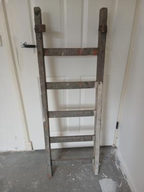 Oud laddertje ter decoratie in landelijke inrichting