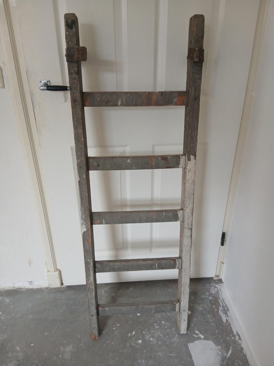 Oud laddertje ter decoratie in landelijke inrichting