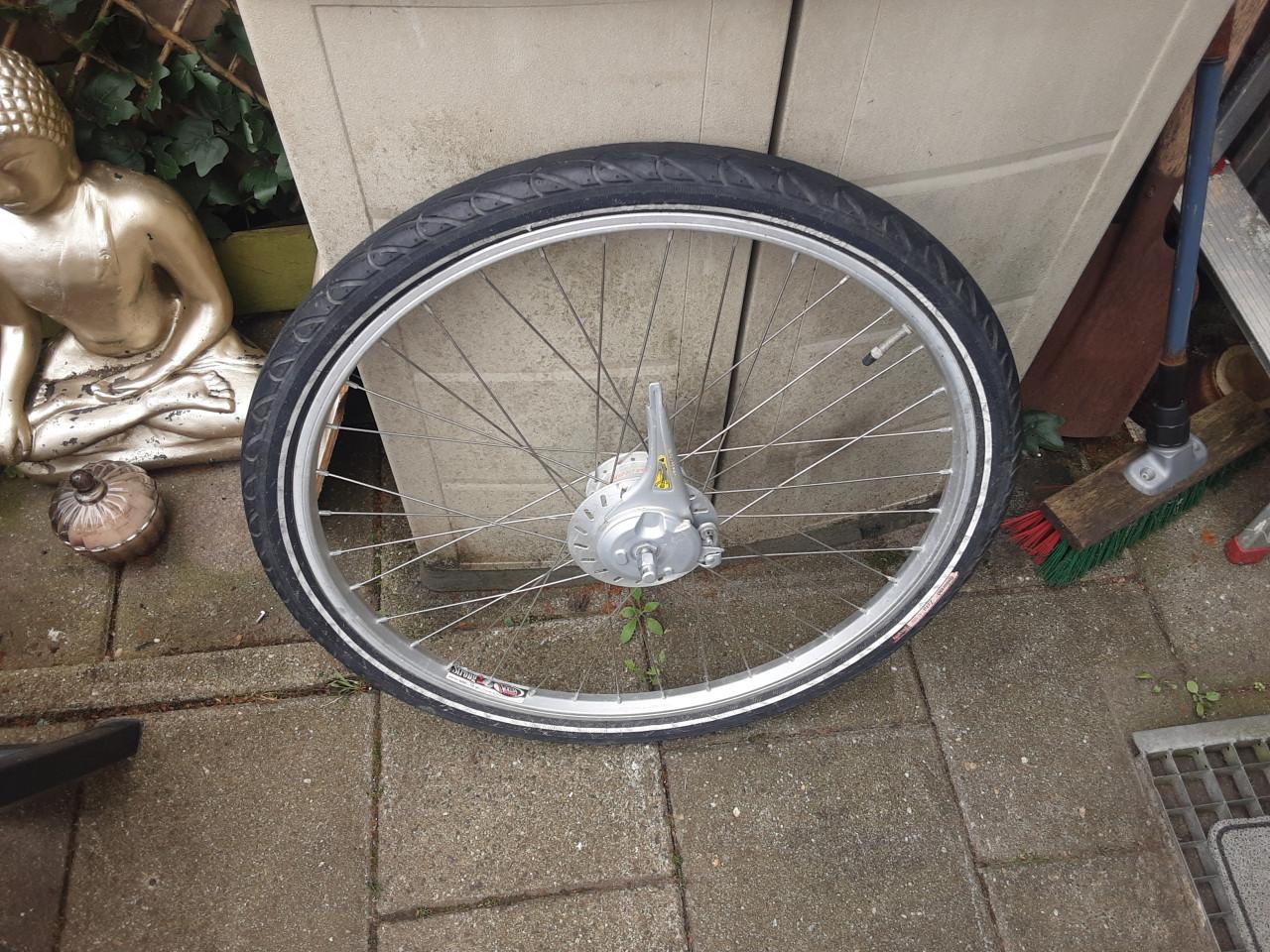 26 x 1,75 inch nexus voorwiel, naafdynamo, rollerbrake rem