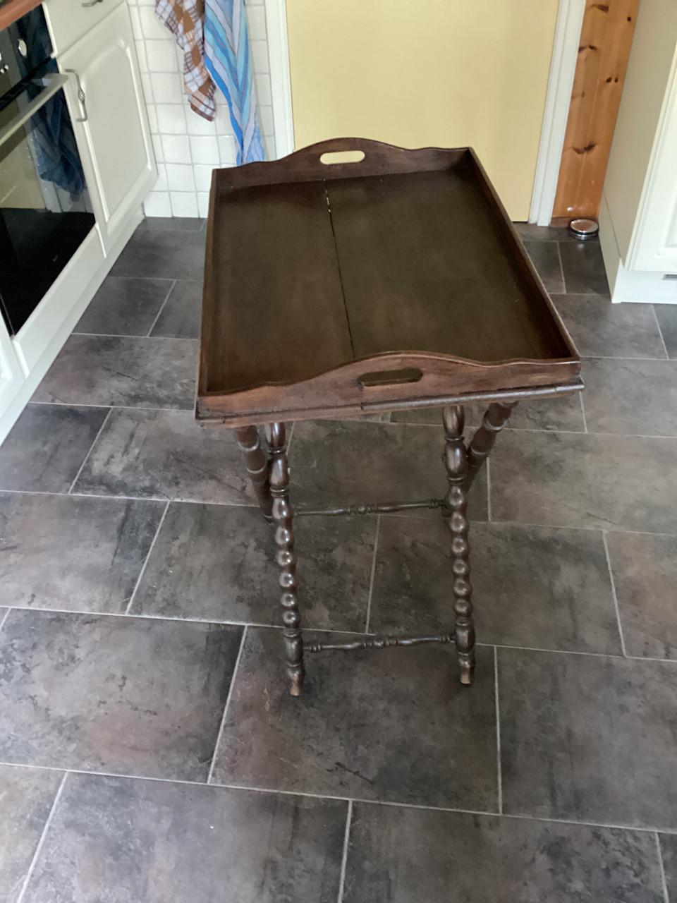 Ouderwetse theetray (dienblad op voet)