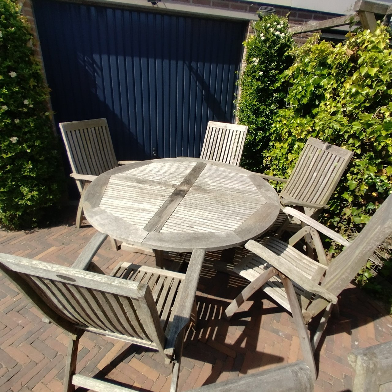 Teakhouten ronde terrastafel met vijf inklapbare stoelen