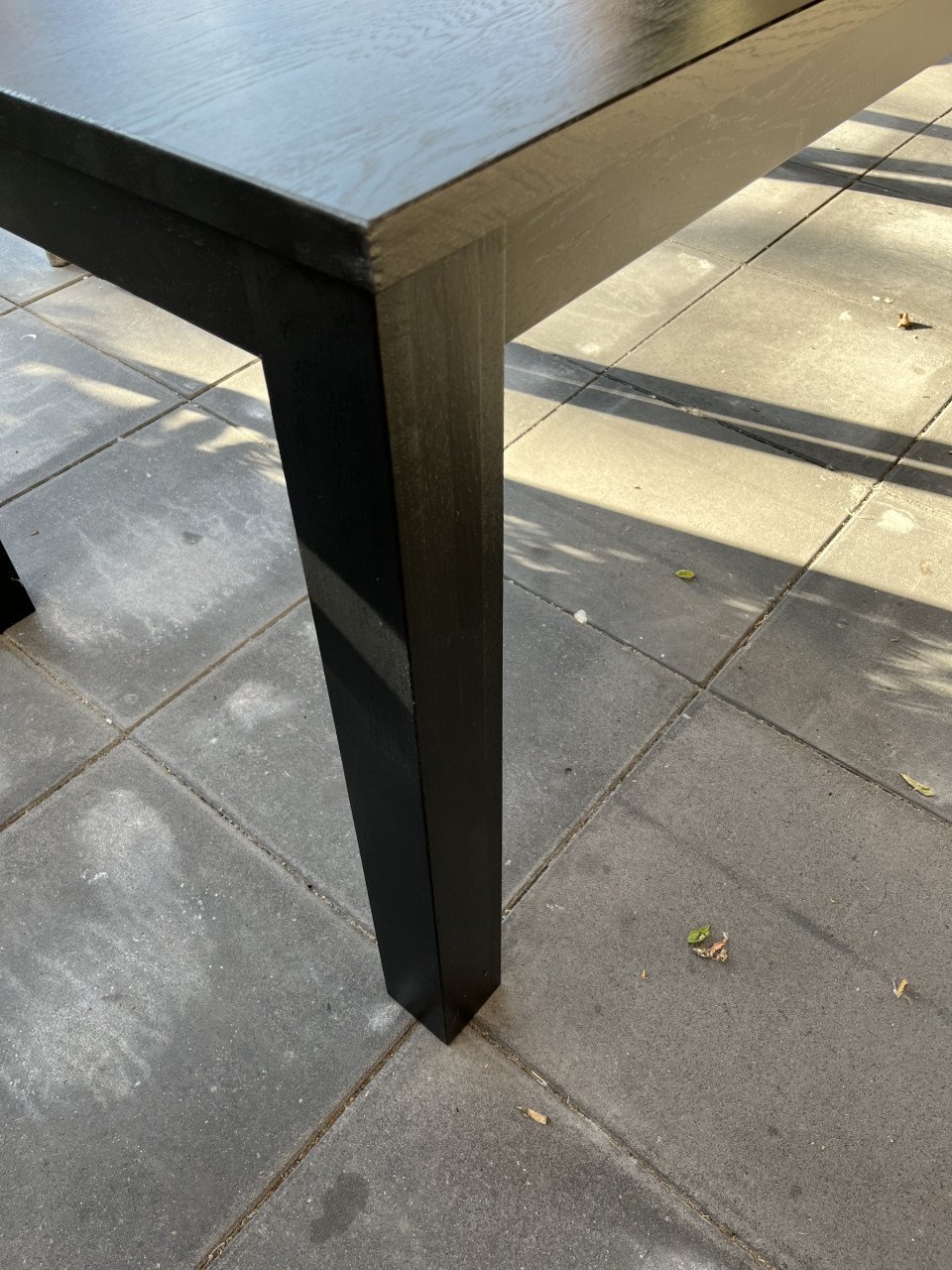 Zwarte eettafel hout