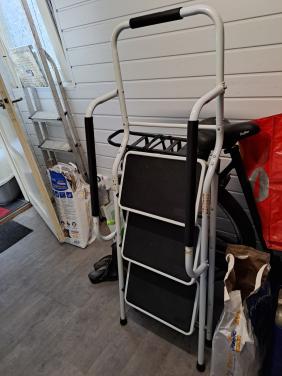 WITTE 3 TREEDS OPVOUWBARE ORIGINELE THUISZORG HUISHOUD TRAP MET HANDVATEN