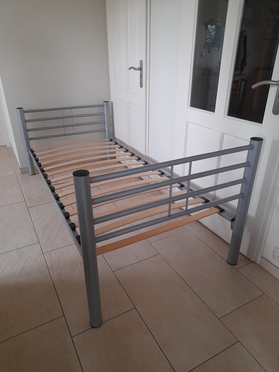 Metalen bed 90 x 200 ( in goede staat )