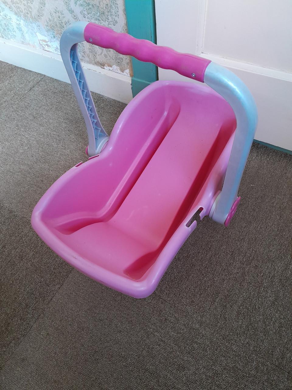 Leuke kunststof Barby jeep en poppen draagbak