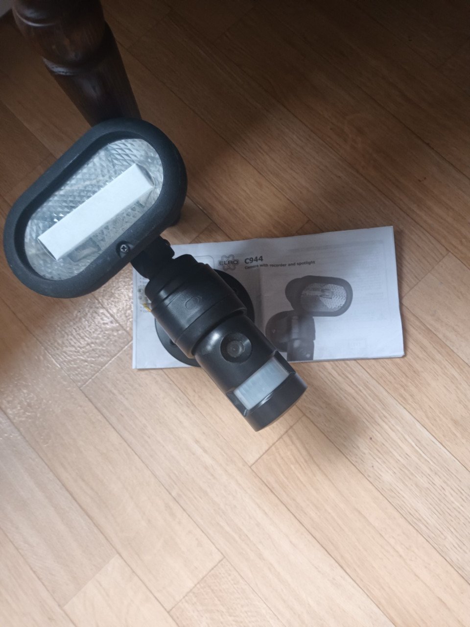 Elro C 944  Camera met Recorder en Spotlight