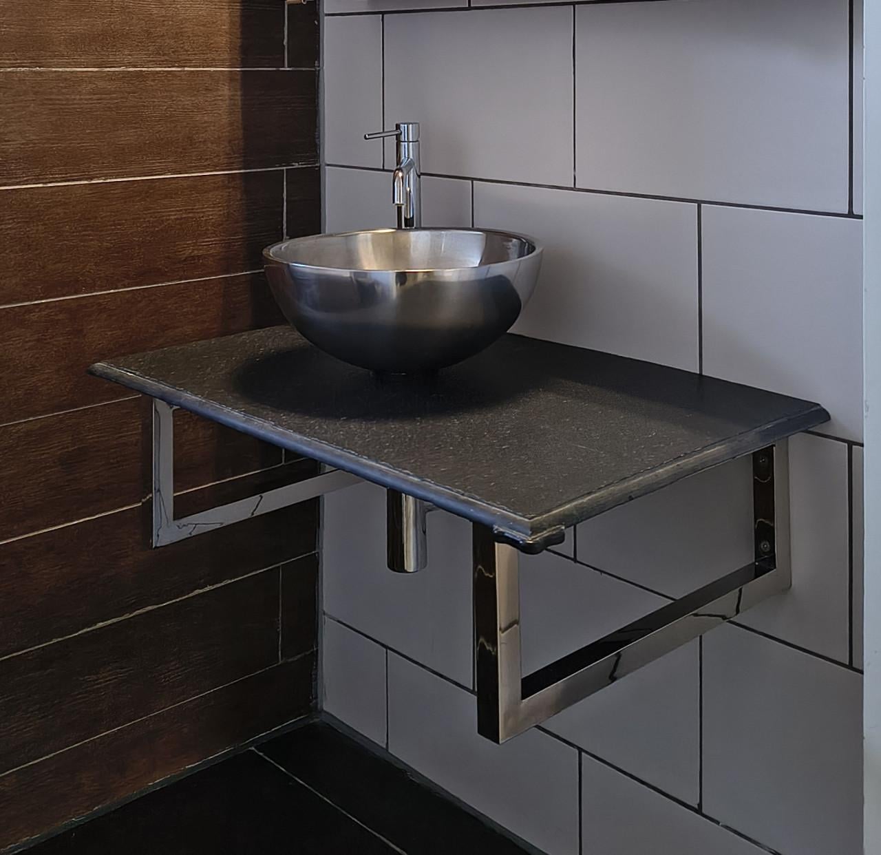Wastafel met kom, sifon en muursteunen