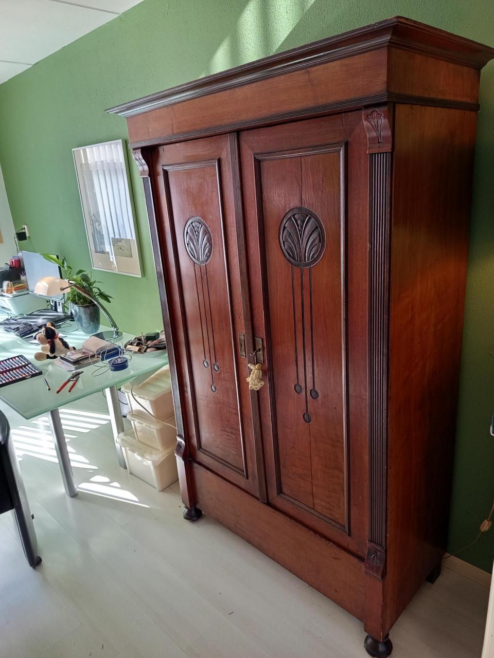 Antieke kast Karakteristieke Art Nouveau Linnenkast / Meidenkast