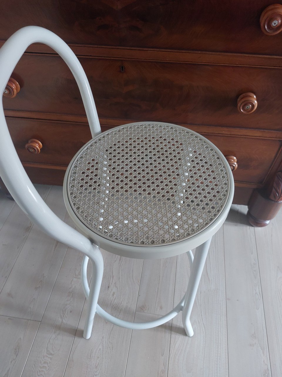 Witte kruk met rotan zitting i.z.g.st.