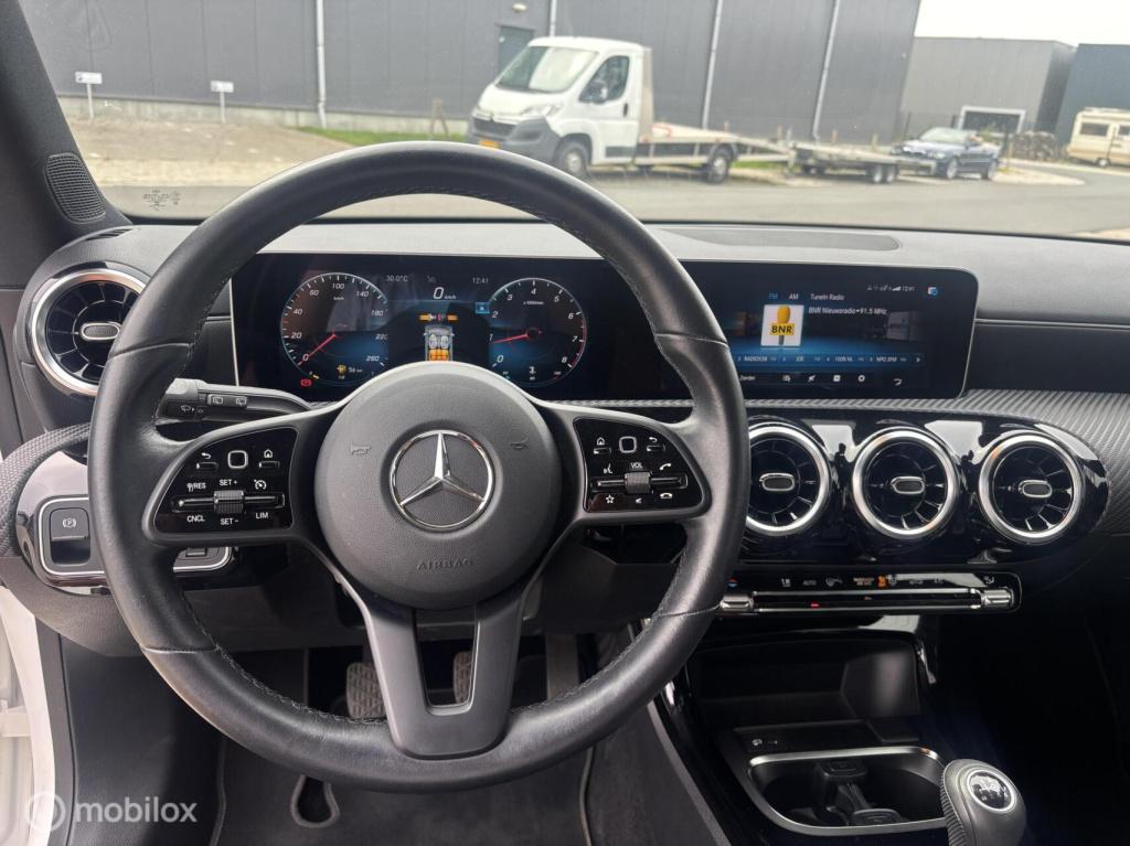 Mercedes-Benz Cla shooting brake 19 inch apple carplay 180