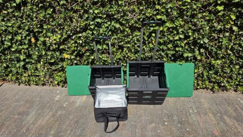 Opvouwbare karretjes (trolley) met uitschuifbaar handvat; € 5 per stuk.