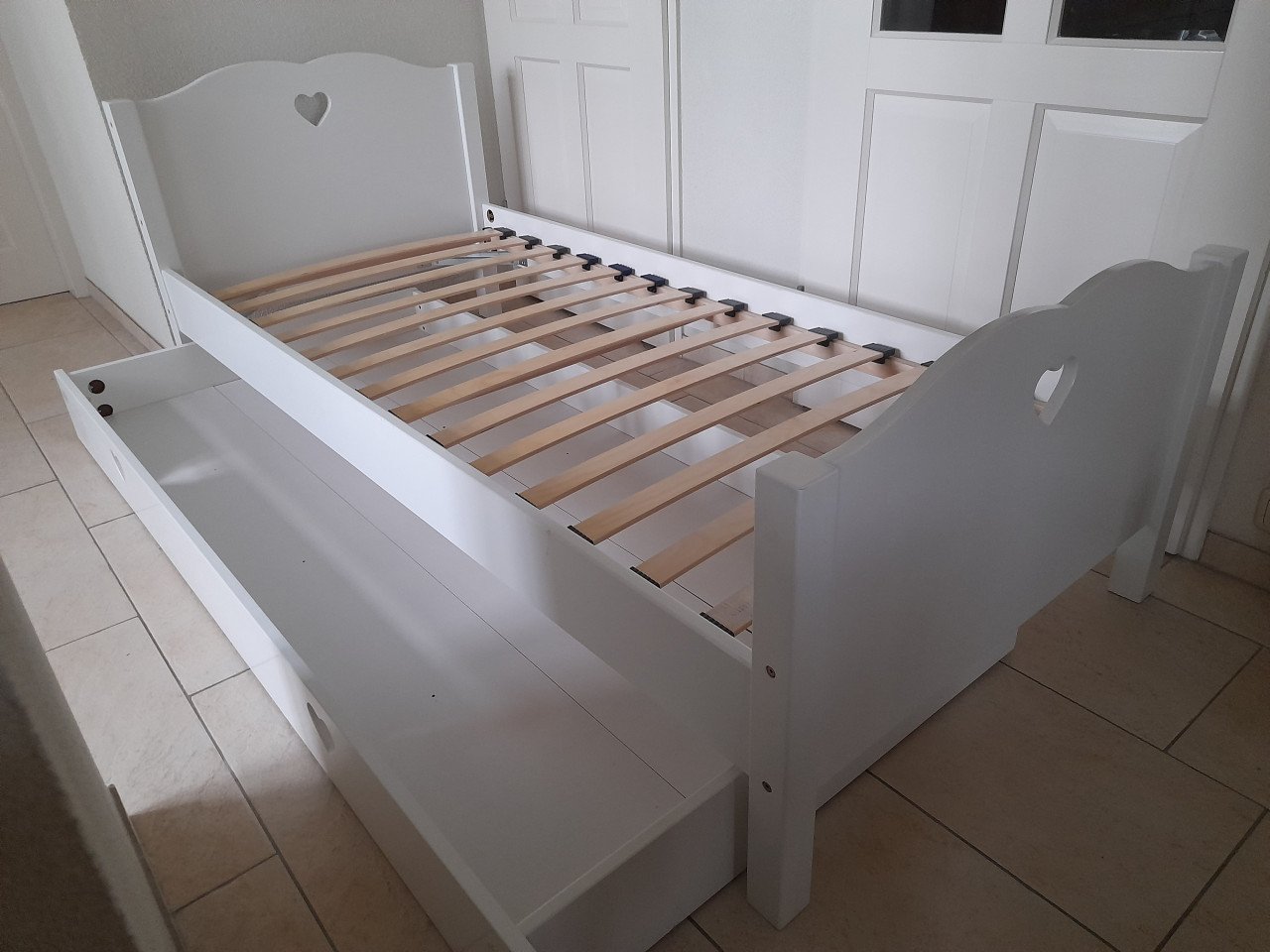 1 Persoons bed met lade 90 x 200 (in goede staat)