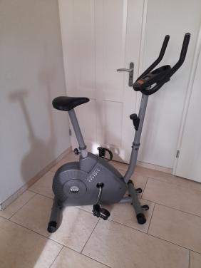 Hometrainer (werkt naar behoren ) in goede staat!  In zwaarte verstelbaar