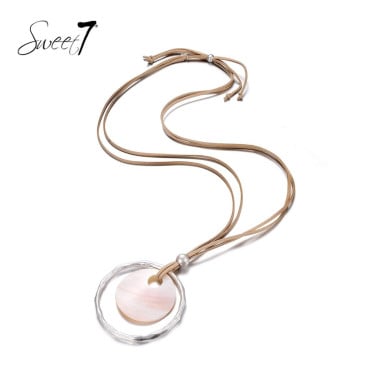 Naturel kleurige lange koord halsketting met een schelpen hanger