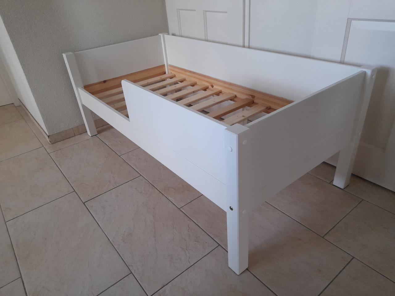 Peuter bed met matras (in goede nette staat )  150 x 70