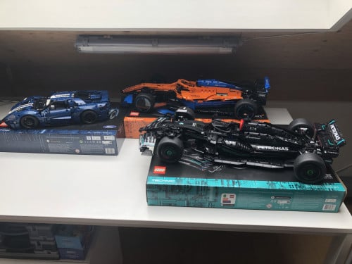 Lego Technic sets, 42141, met Pirelli stickers, 42171 en 42154, nieuwstaat.