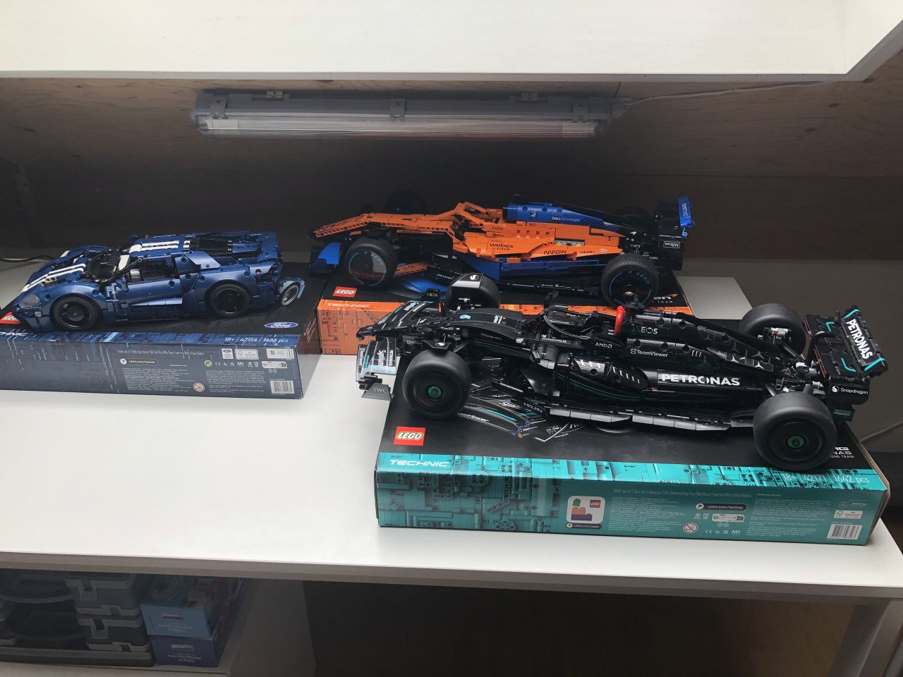Lego Technic sets, 42141, met Pirelli stickers, 42171 en 42154, nieuwstaat.