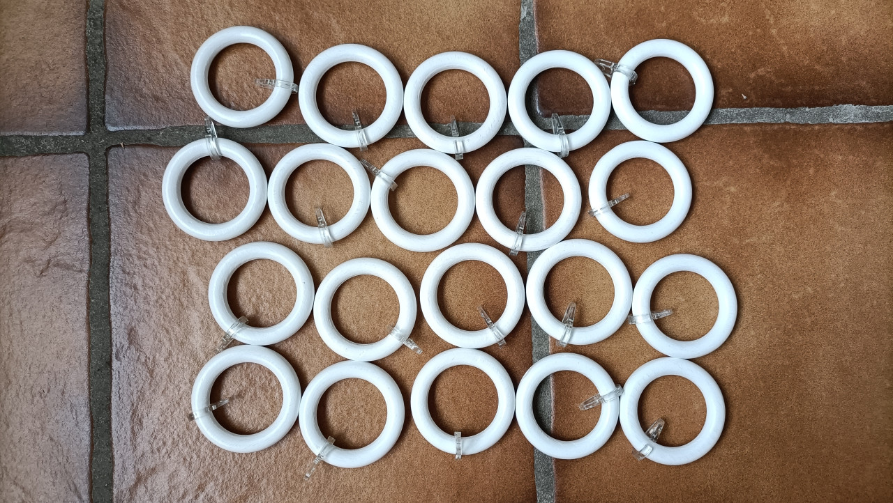 20 Witte plastic gordijnen ringen. Doorsnede buitenzijde 5,5 cm. Binnenzijd