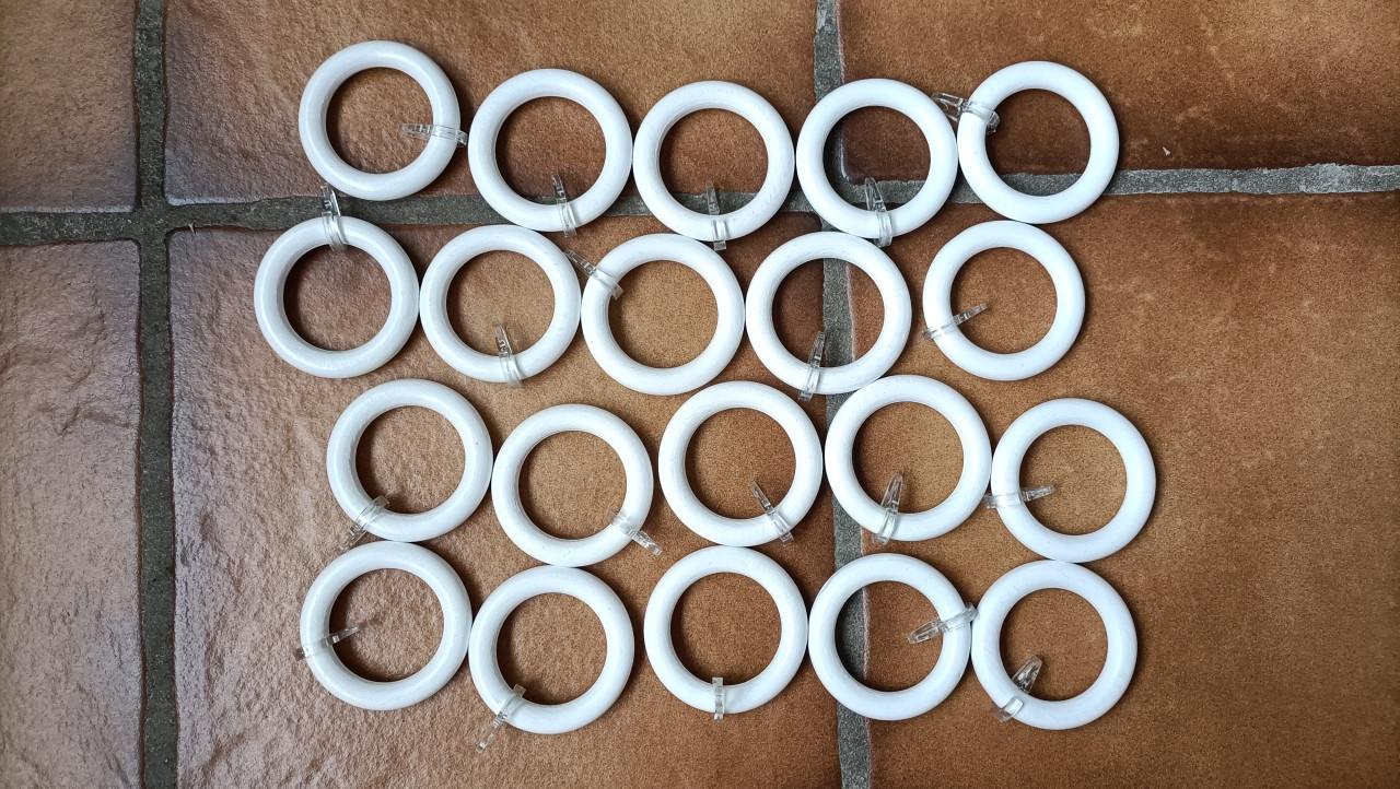 20 Witte plastic gordijnen ringen. Doorsnede buitenzijde 5,5 cm. Binnenzijd