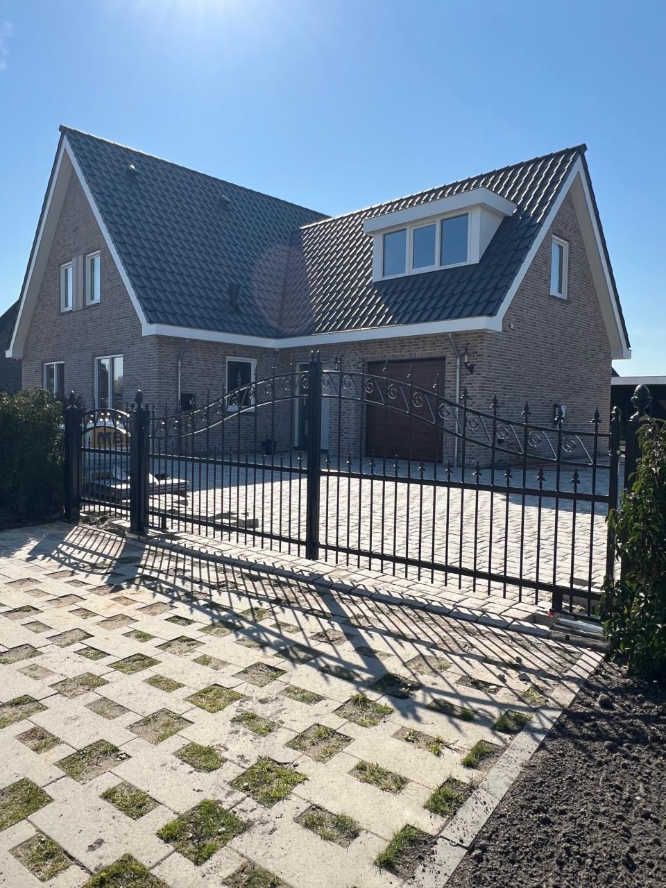 Nieuwe Inrijpoort 400 cm breed compleet met palen en slot.