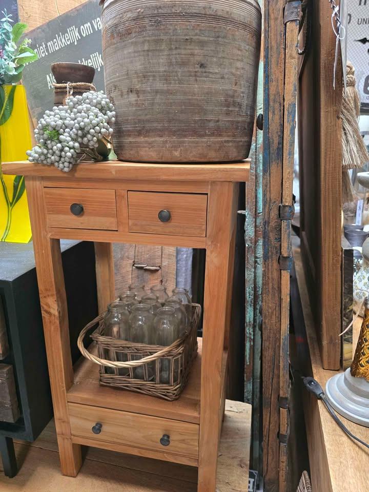 OOK LEUKE BIJZETTAFELTJES VOOR NAAST HET BED....OF ERGENS ANDERS NATUURLIJK