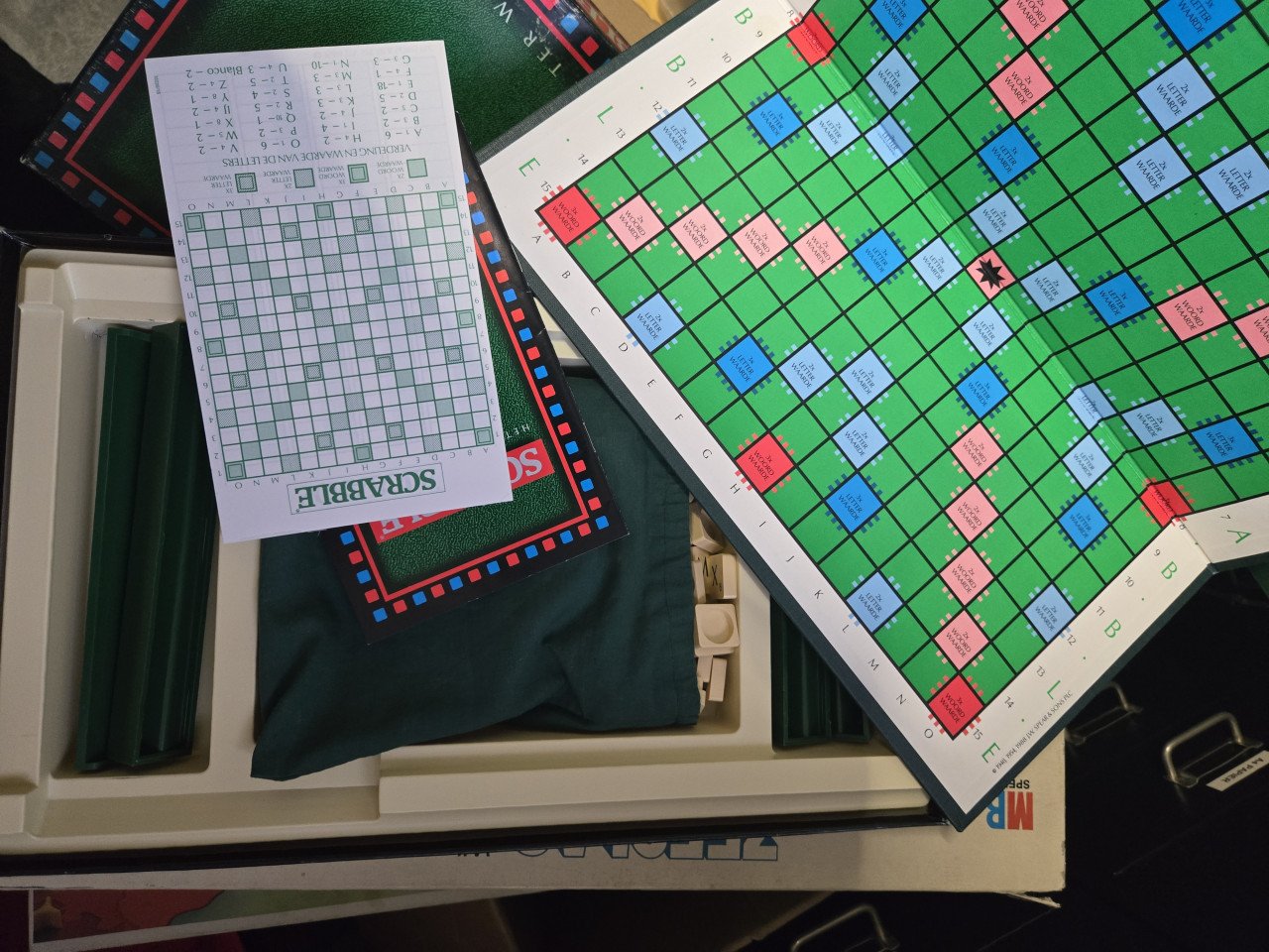 Spel: Scrabble Original. Kleine beschadigingen aan doos, wel compleet