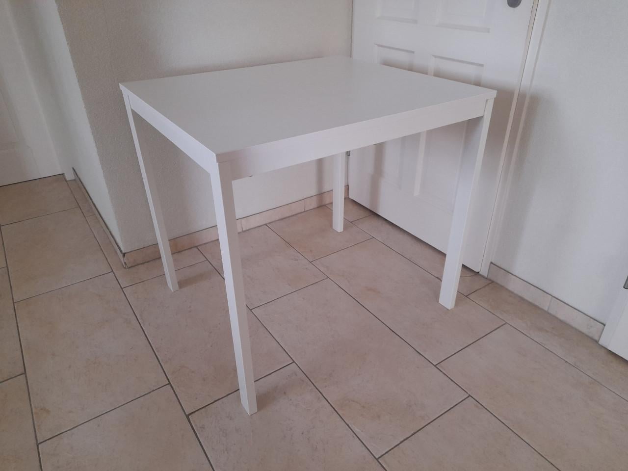 Witte tafel (uit trek baar)  70 x 80 (in goede nette staat)