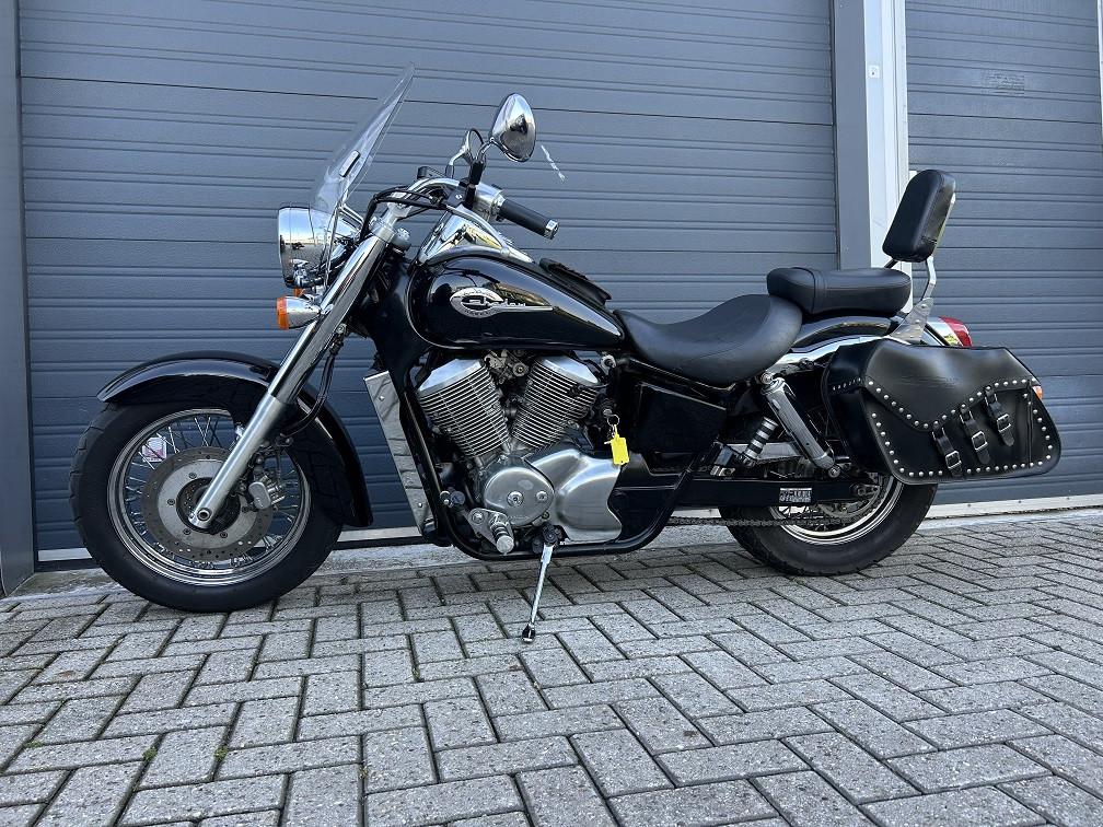 **VERKOCHT** Honda VT750C2, 1999, 32 dkm, lederen koffers, sissybar €3500,-