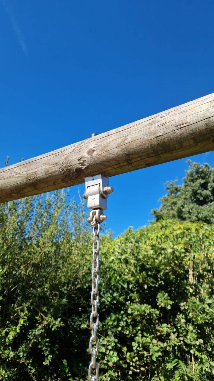 Houten schommel met veiligheidszitjes en rvs kettingen