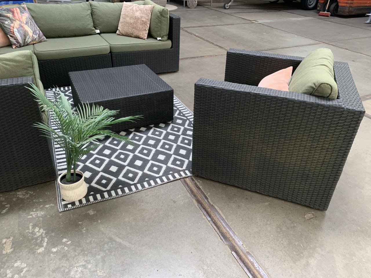 Zwart Wicker loungeset met losse stoel.