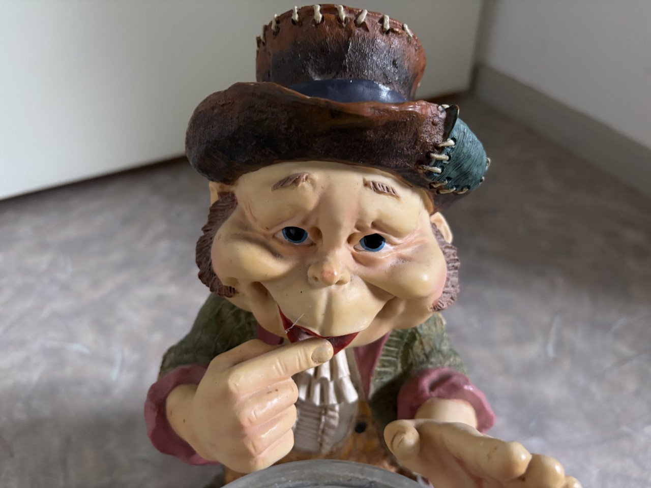 Groot Laaf beeld met glazen pot