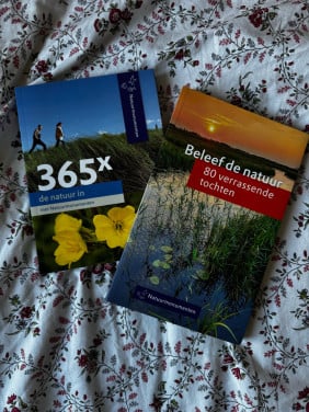 Twee boekjes van Natuurmonumenten