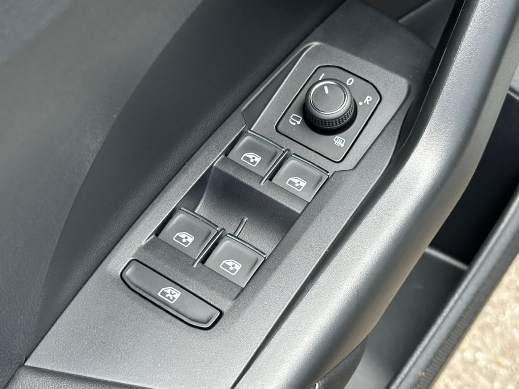 Volkswagen T-cross 1.5 tsi 150pk dsg r-line | camera | trekhaak | navi | iq