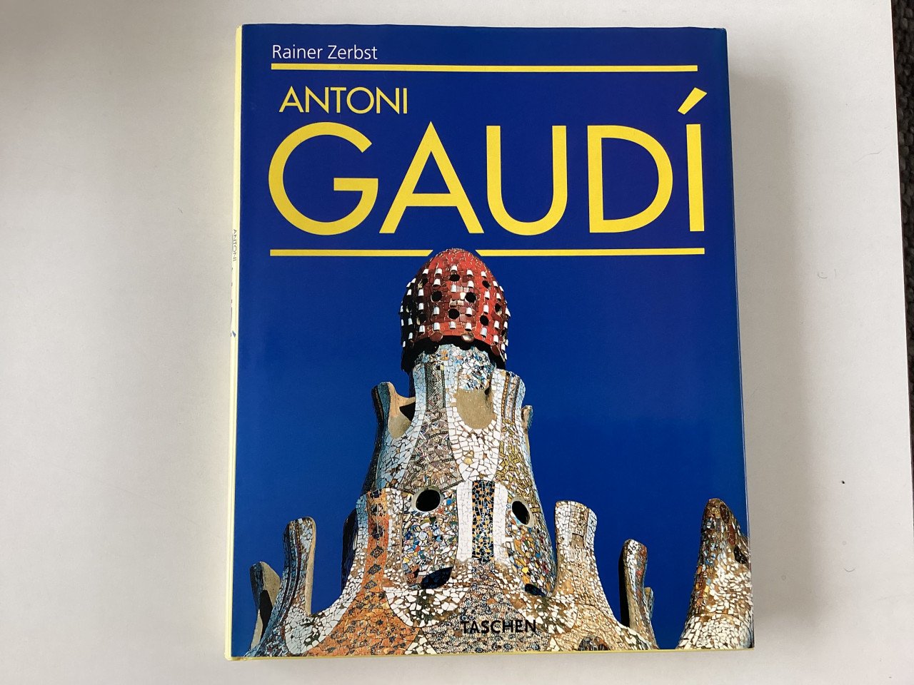 Antoni Gaudi.     Harde kaft.  Zeer nette staat.     Reiner Zerbst.