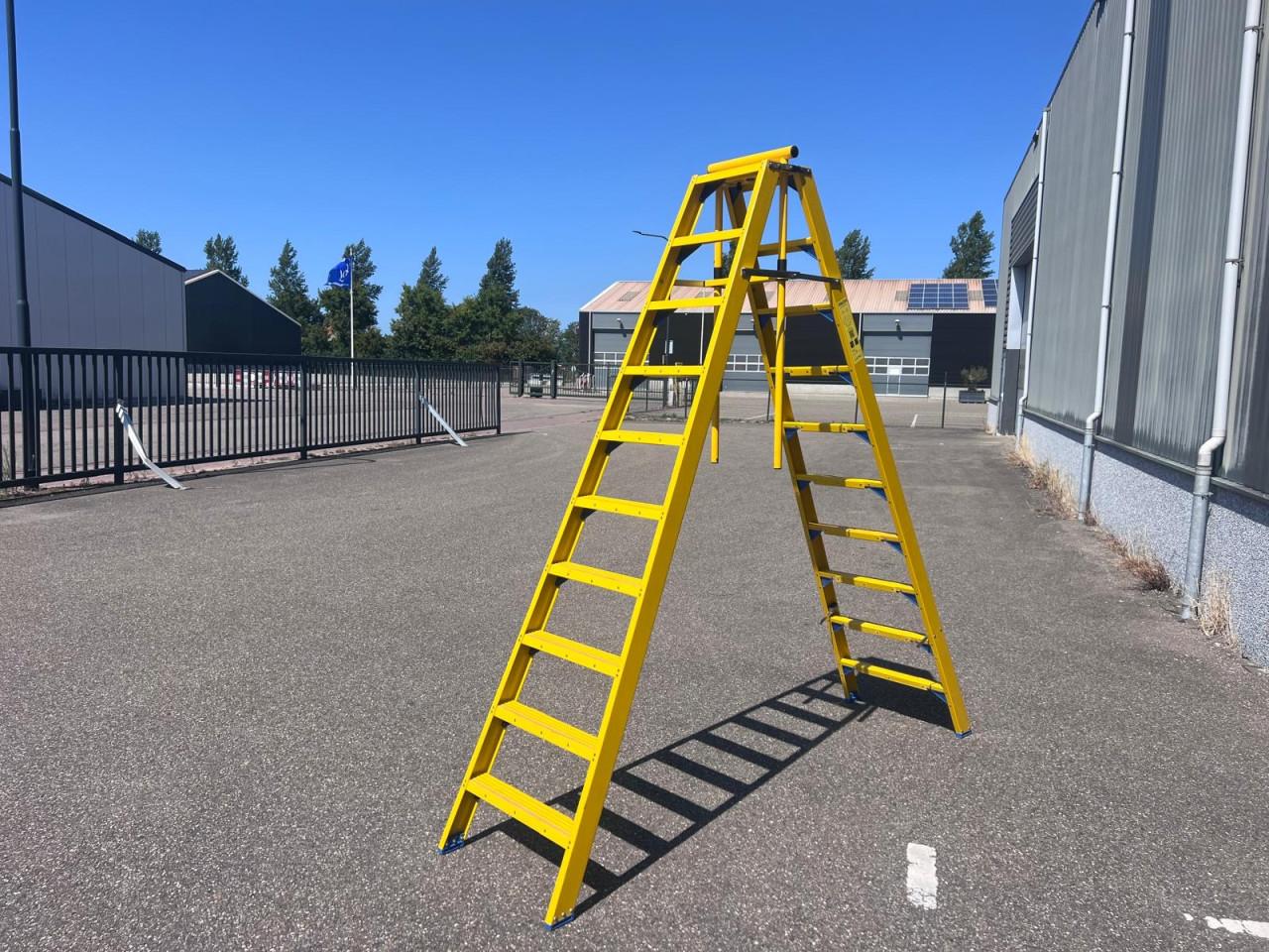 Trap 10 treden dubbel oploopbaar steunbeugel kunststof NIEUW