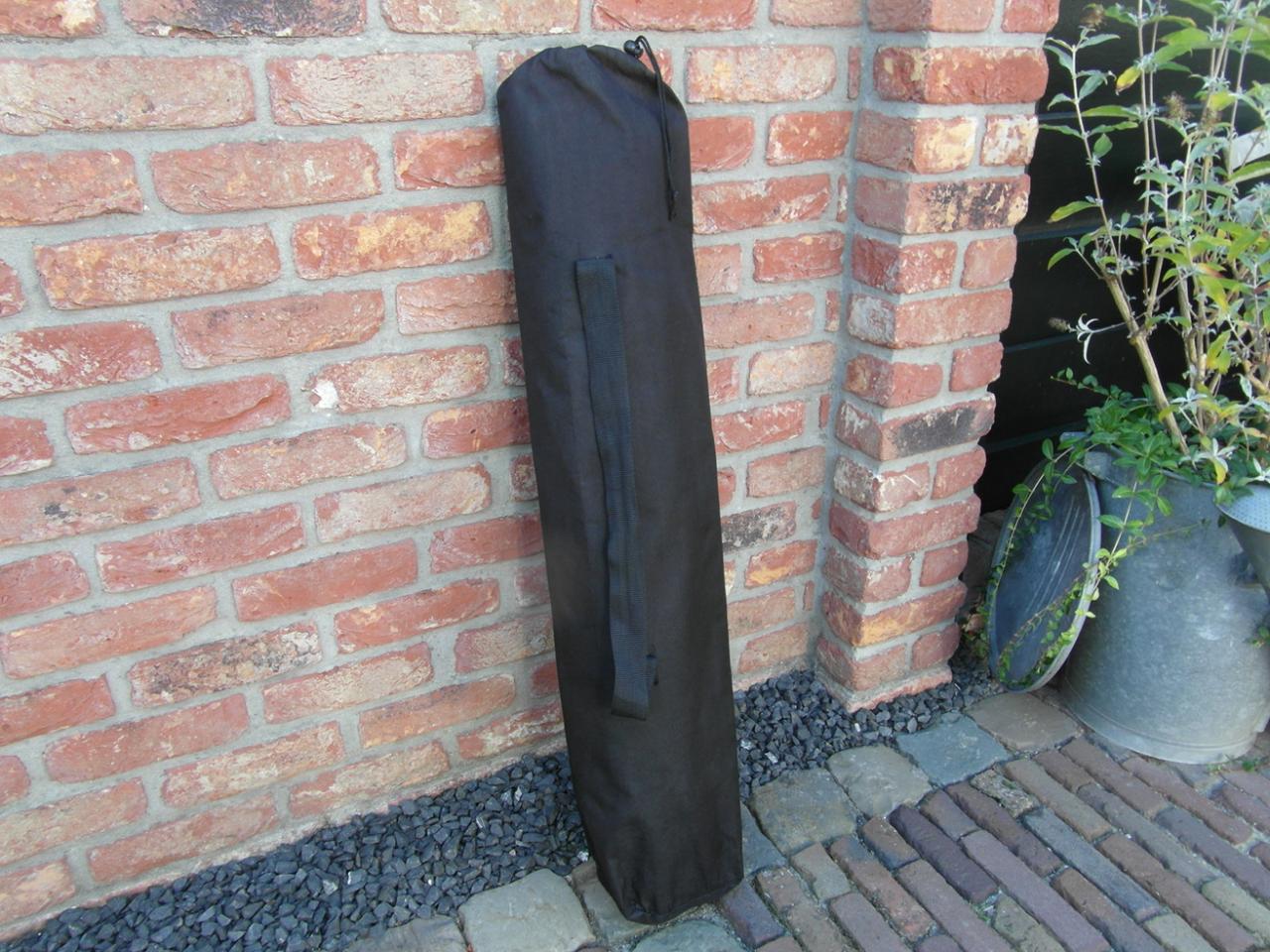 Opvouwbaar logeerbed.