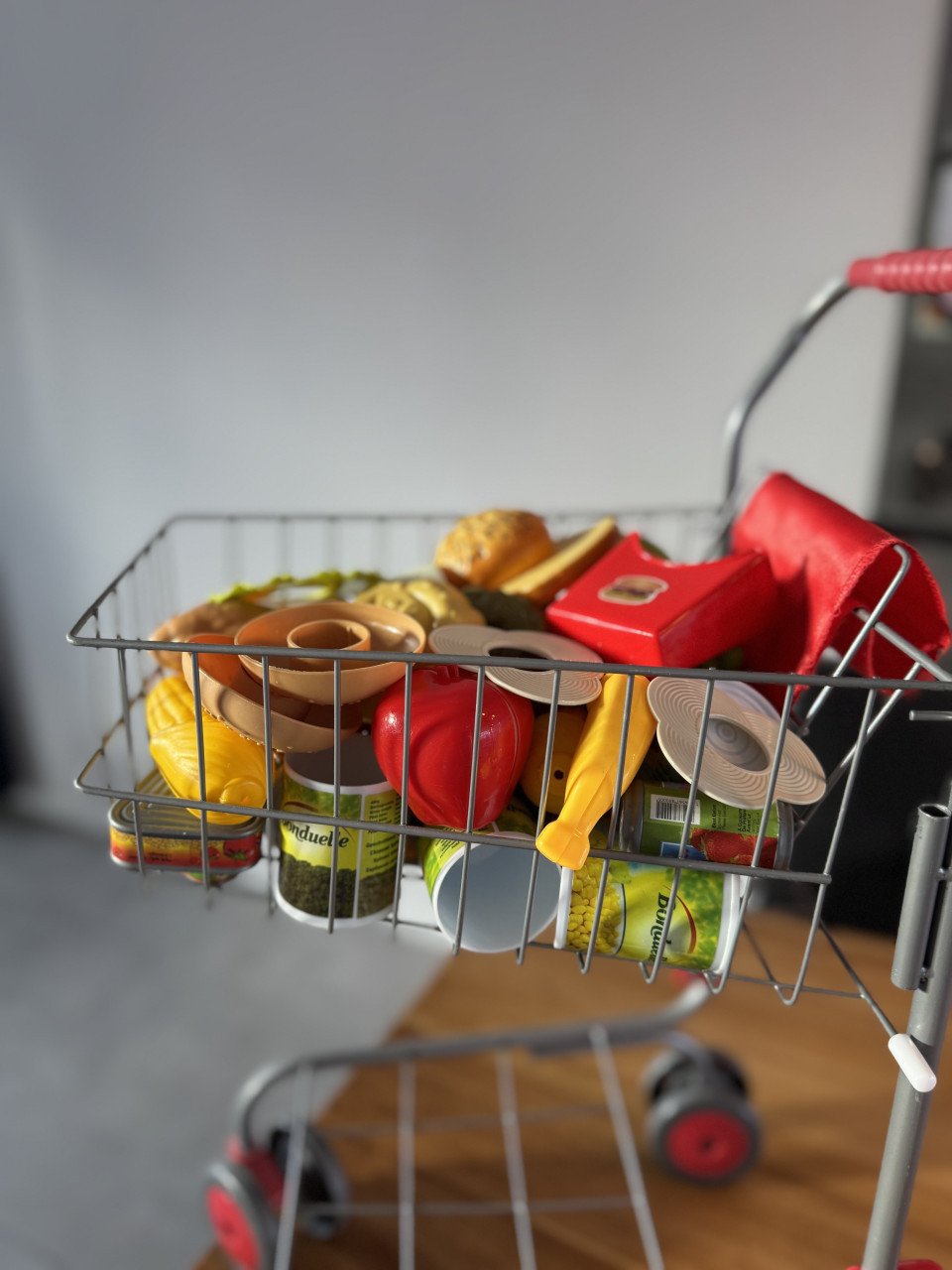 Winkelkarretje, mandje en houten speelgoed