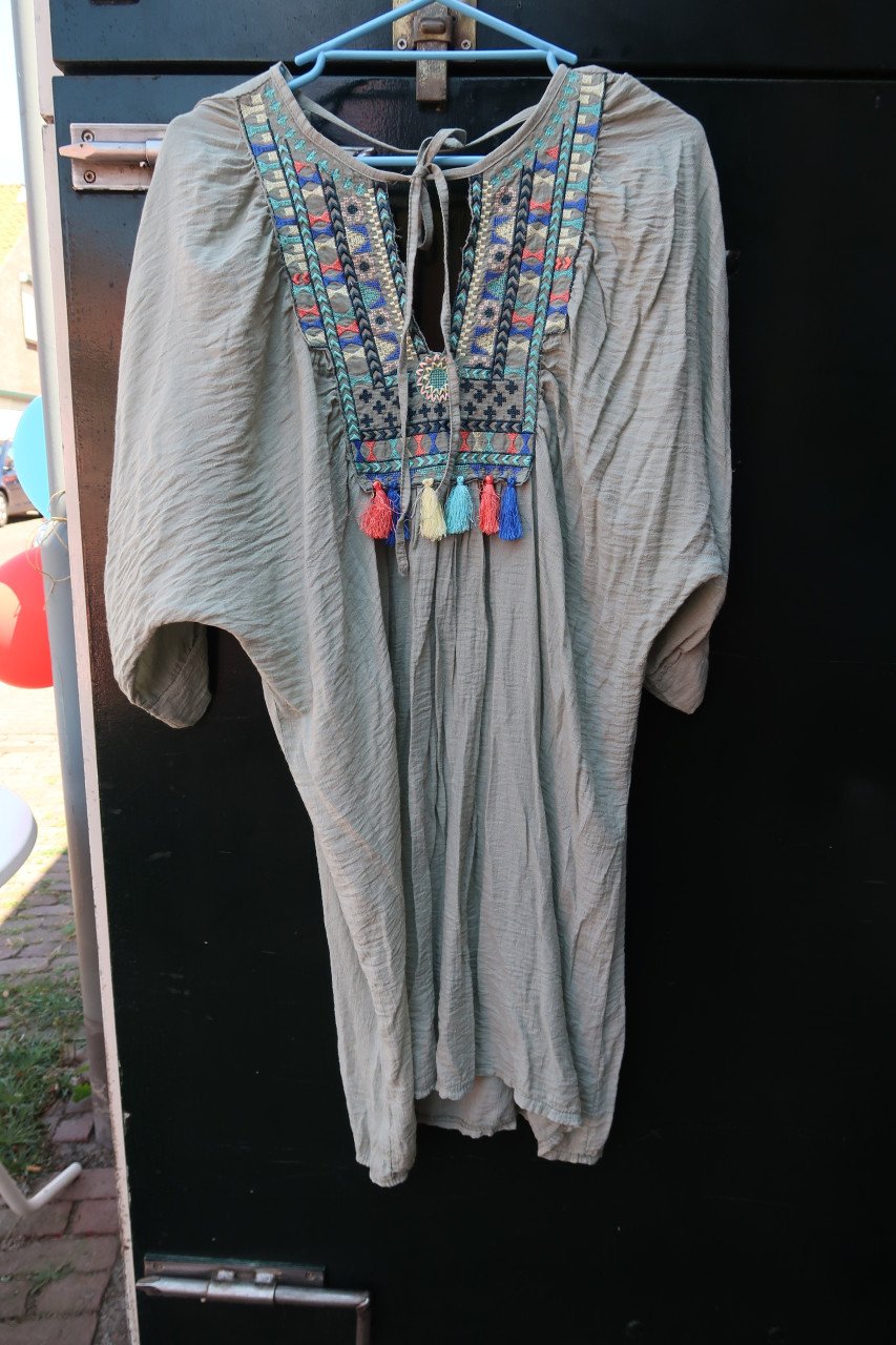 Dames blouses en tuniekjes, maat 42/44 per kledingstuk €3,00