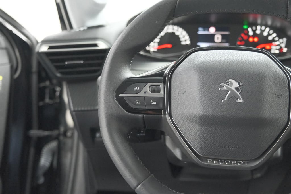 Peugeot 208 puretech 100 allure pack | camera | apple carplay | stoelverwar
