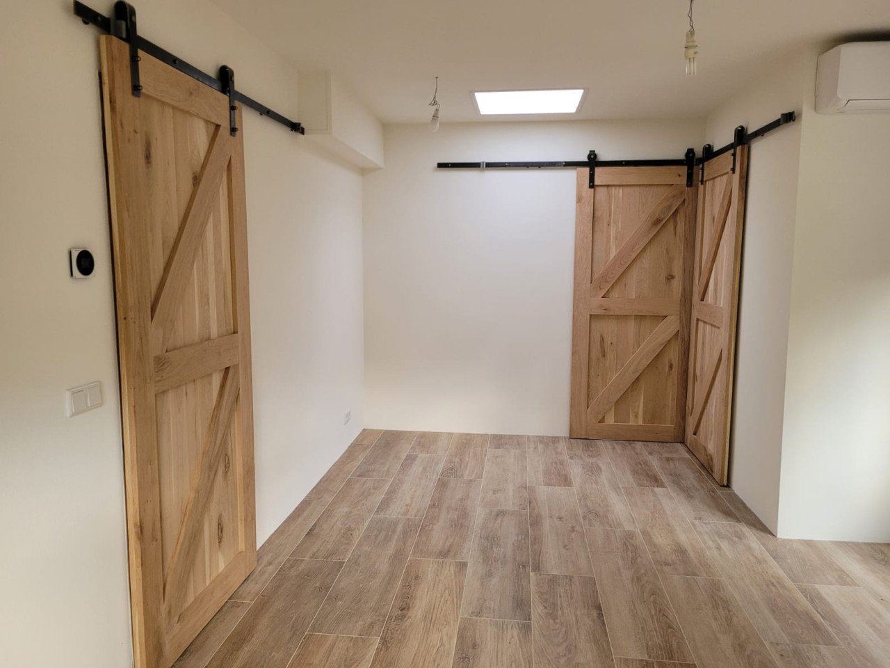 Op maat gemaakt tafels, wandplanken, schuifdeuren en mee