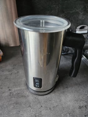 Grote stevige Melkopschuimer van RVS in zeer nette staat....