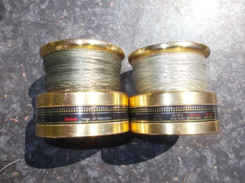 DAIWA BG90  twee reservespoelen , gevuld met gevlochten lijn