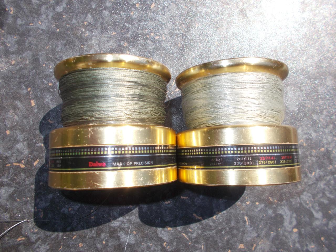 DAIWA BG90  twee reservespoelen , gevuld met gevlochten lijn