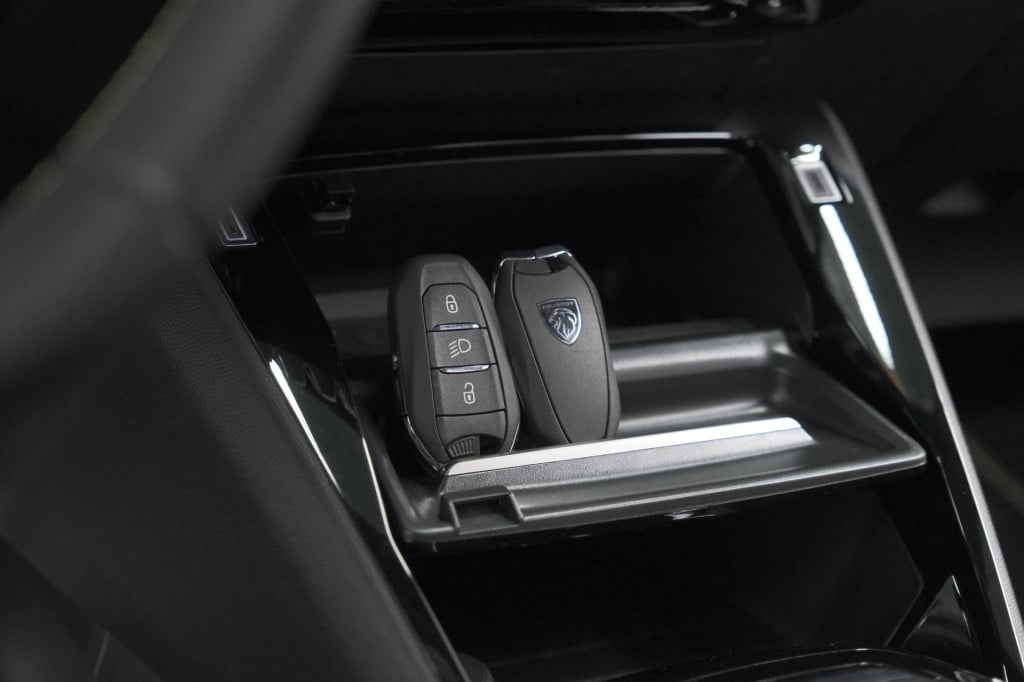 Peugeot 208 hybrid 136 e-dcs6 gt | camera | navigatie | parkeersensoren